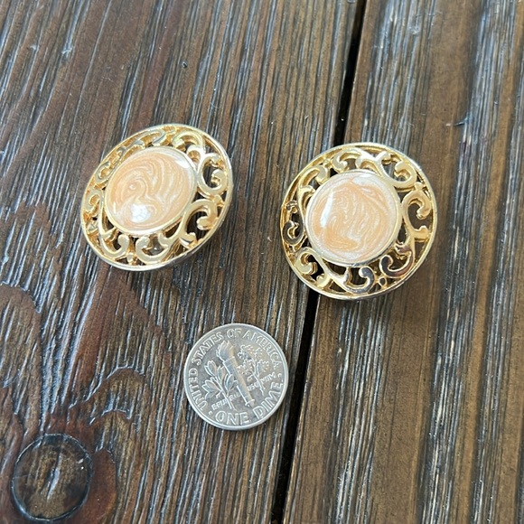 Peach swirl gold scroll large round clip on earrings - Picture 2 of 6